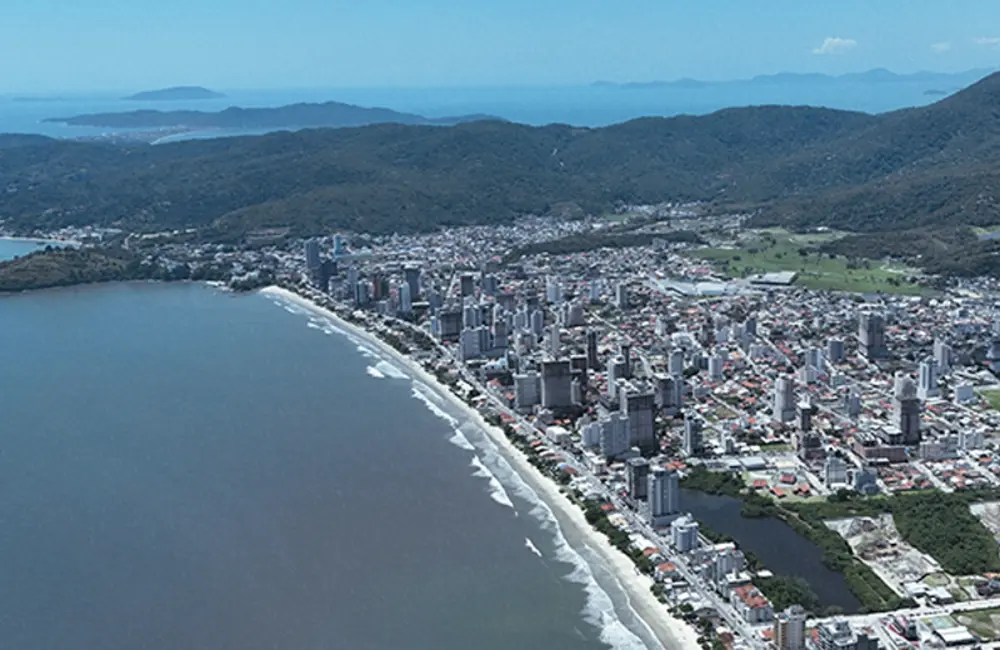 Vista aérea da orla do Perequê, área do projeto de engordamento da faixa de areia